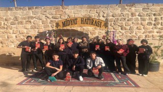 Mardinde öğrenciler tarihi sokaklarda kitap okudu