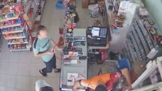 Market çalışanını oyaladı, kaşla göz arasında 800 liralık çakmağı çaldı: O anlar kamerada