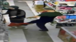 Markette küçük çocuğu tekmeleyen adam kameraya yansıdı