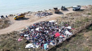 Mersin sahilinde tepki çeken görüntü: Tonlarca tekstil atığı sahile döküldü