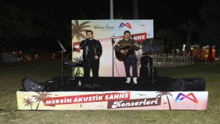 Mersinde akustik sahne konserleri gençlerin ilgisini çekiyor