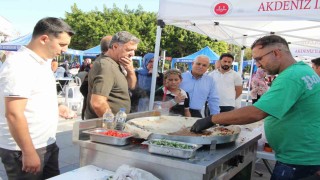 Mersinde dönerden tantuniye hayır çarşısı yoğun ilgi gördü