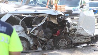 Mersinde otomobil beton bariyere çarptı: 2 ölü