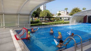 Mersinde özel bireyler hem yüzme öğreniyor hem sosyalleşiyor