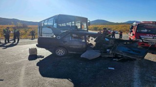 Mersinde tarım işçilerini taşıyan midibüs otomobille çarpıştı: 3 ölü, 12 yaralı