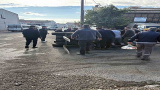 Midibüsün çarpması sonucu devrilen iş makinasının operatörü yaralandı