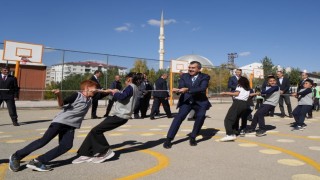Milli Eğitim Bakanı Tekin, çocukların ip çekme yarışına katıldı, onlarla yakan top oynadı