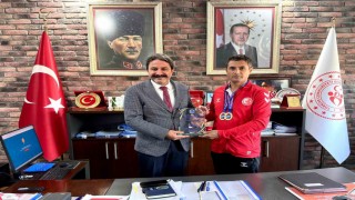 Milli sporcu Balk, Gençlik ve Spor İl Müdürü Kalını ziyaret etti