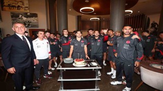 Milli Takım kampında Ferdi Kadıoğlunun doğum günü kutlandı