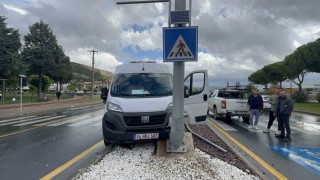 Minibüs direğe çarptı, sürücü yaralandı