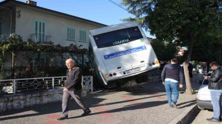 Minibüs evin bahçesine girdi