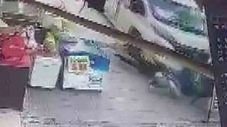 Minibüs kaldırıma çıkıp yayalara çarptı: 2 yaralı