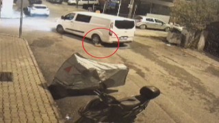 Minibüs sürücüsünün ezdiği kediye aldırış etmeden yoluna devam ettiği anlar kamerada