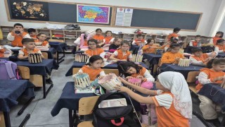 Minik eller Gazze için ilmek ilmek umut ördü