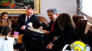 Minik eller, Vali Ekiciye sevgiyle uzandı