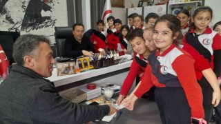 Minikler Gazze için bileklik yapıp sattı