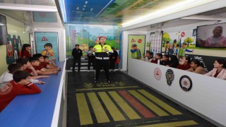 Mobil Trafik Eğitim Tırı Hakkaride öğrencilerle buluştu