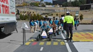 Mobil trafik eğitim tırı Karsta