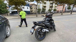 Motosiklet ile otomobil çarpıştı: 1 yaralı