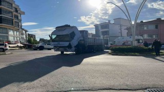 Motosiklet kamyonun altına girdi, sürücü kazayı hafif atlattı