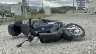 Motosiklet mucurlu yolda devrildi: Kaza anı kamerada