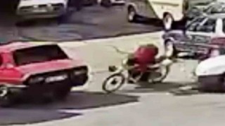 Motosiklet park halindeki otomobile çarptı, 15 yaşındaki sürücü ağır yaralandı