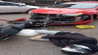 Motosiklet ve otomobil kafa kafaya çarpıştı: 1 yaralı