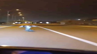 Motosikleti üzerine yatarak kullandı, ölüme davetiye çıkardı