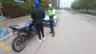 Motosikletinin plakasını bantla değiştiren sürücü polise yakalandı