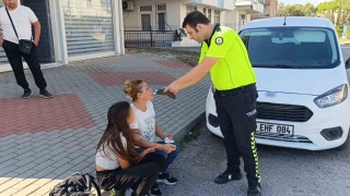 Motosikletle çarpışan otomobilin kadın sürücüsü, alkolmetreyi üflerken gözyaşlarını tutamadı