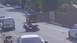 Motosikletlerin kafa kafaya çarpıştığı kazada 3 kişinin yere savrulduğu anlar kameraya yansıdı