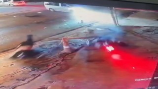 Motosikletli gençlerin havada savrulduğu kaza kamerada