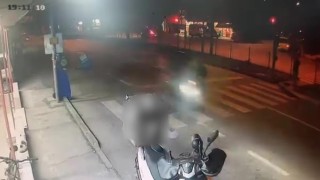 Motosikletli kuryenin çarptığı yaşlı adam kanlar içinde yere yığıldı