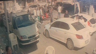 Motosikletli, önüne çıkan motosiklete çarpmamak isterken yola savruldu