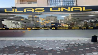 Motosikletli şüpheliler otomatik tabancayla berber dükkanına ateş açtı