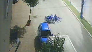 Motosikletlinin yola savrulup olay yerinden uzaklaşması kamerada