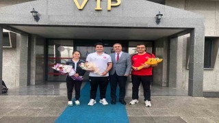 Muğlalı Dünya Şampiyonu Haney havalimanında çiçeklerle karşılandı