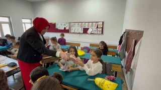 Muhtar ana kız çocuklarına hediyeler dağıttı