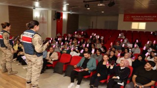 Muşta 160 üniversite öğrencisine KADES uygulaması anlatıldı