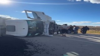 Muşta asfalt yüklü kamyon devrildi: 1 yaralı