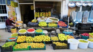 Muşta ipe dizilen güz armutları 3 ay tazeliğini koruyor