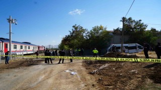 Muşta tren öğrenci servisine çarptı: 17 yaralı