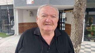 Müstakil evin çatısında gezen tavus kuşu ilginç görüntü oluşturdu