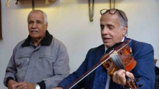 Müşterilerini müzikle karşılıyor