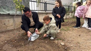 Nasıl fidan dikileceği minik öğrencilere uygulamalı olarak anlatıldı