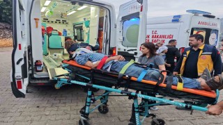 Nazillide kamyonet uçuruma yuvarlandı: 3 yaralı