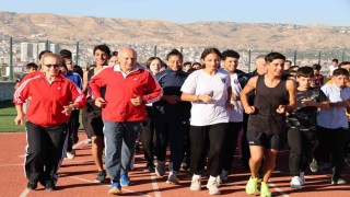Necdet Ayaz, adının verildiği sahada eşiyle birlikte koştu