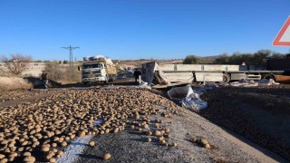 Nevşehirde patates yüklü tır devrildi: Yol trafiğe kapandı