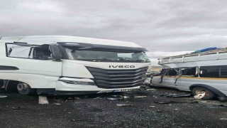 Nevşehirde tarım işçilerini taşıyan minibüs tırla çarpıştı: 9 yaralı