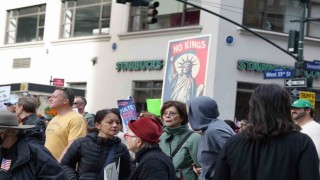 New Yorkta on binlerce kişi Krallara Hayır protestolarında Trump yönetimini eleştirdi